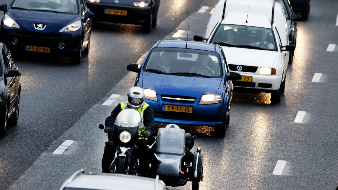 Lange file op de A50 bij Oss door glas op de weg