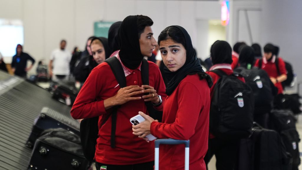 Iraanse voetbalsters terug in eigen land, twee speelsters achtergebleven in Australië