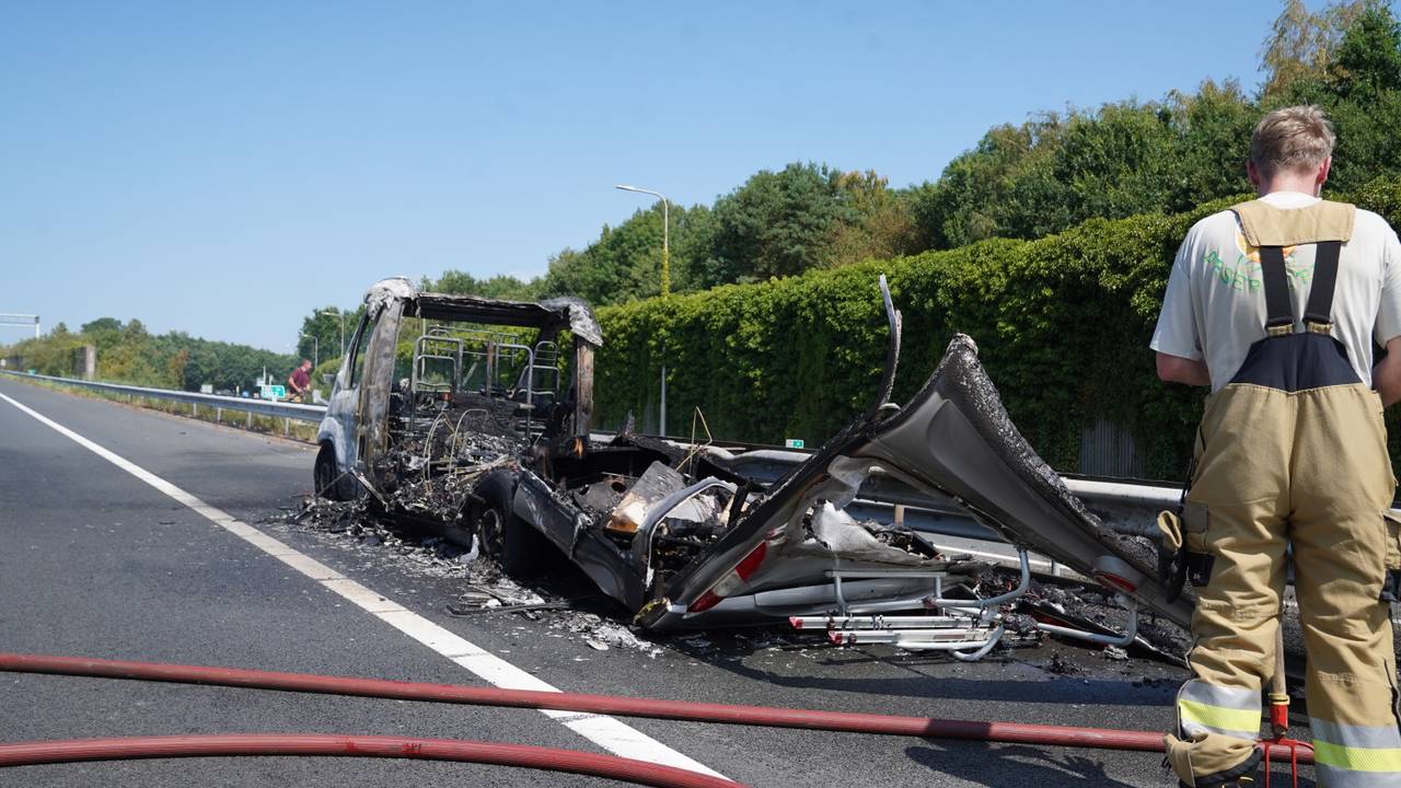 Rijdende camper vliegt spontaan in brand op de A2 bij Liempde