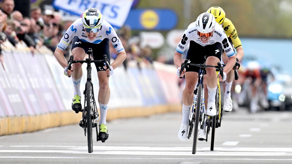 Reusser klopt Vollering in sprint Dwars door Vlaanderen ondanks late aanval Nooijen
