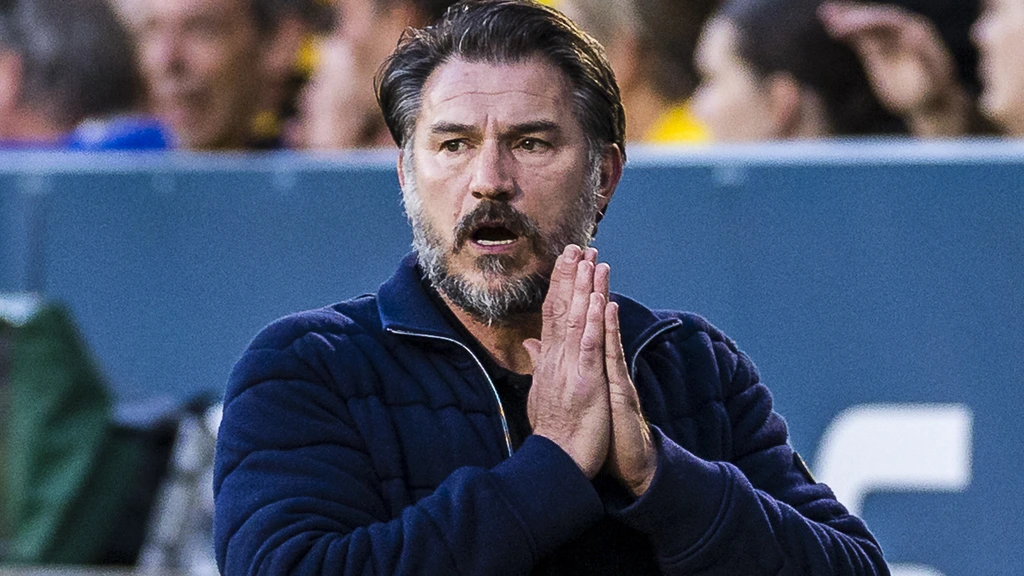 NAC-trainer Hoefkens uit voorzorg naar ziekenhuis na nederlaag tegen Ajax