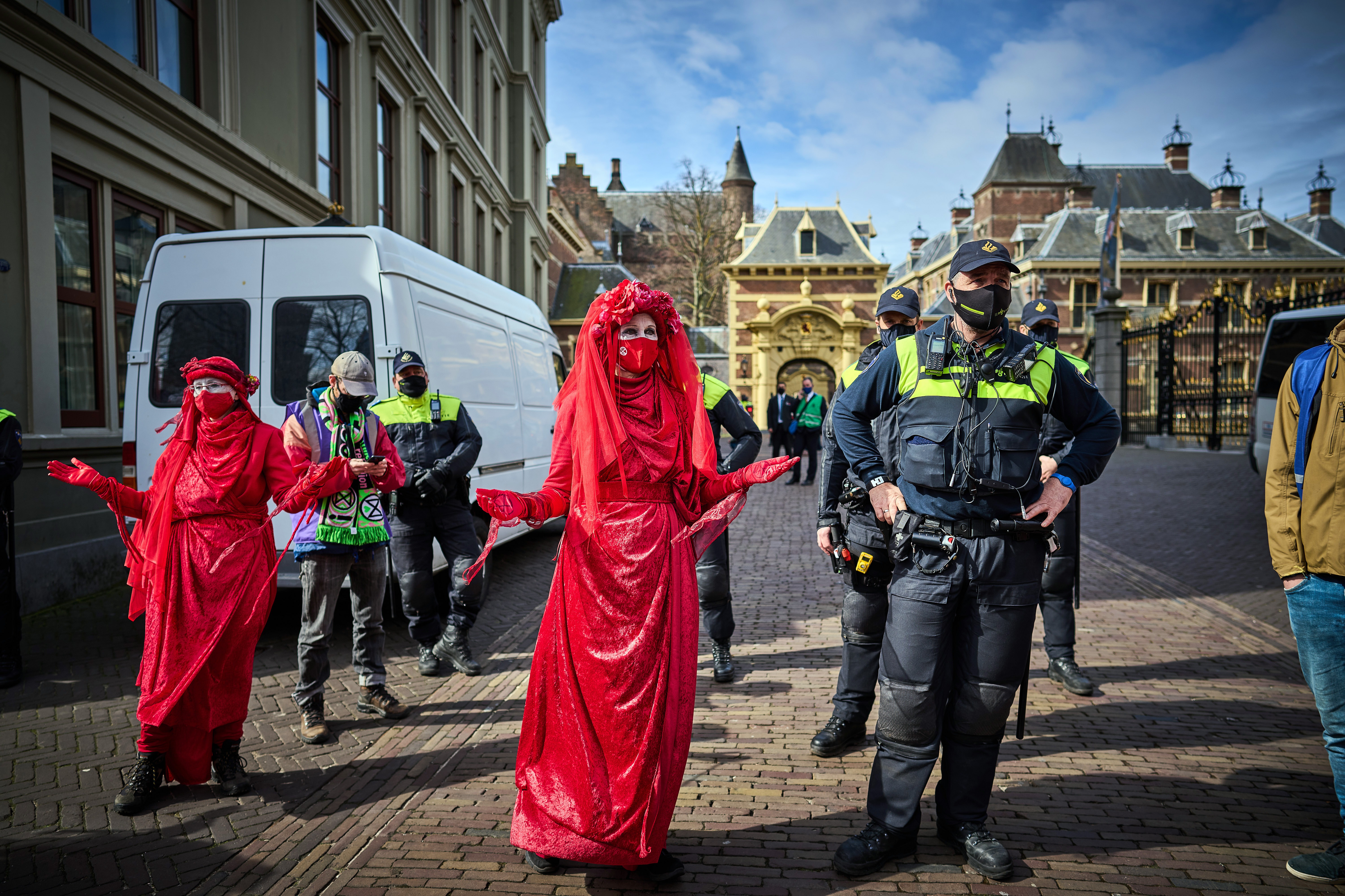 Mag je je gezicht bedekken tijdens demonstraties? Tweede Kamer twijfelt over verbod