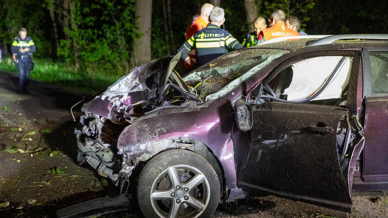 Dode bij ernstig ongeluk in Wouwse Plantage, auto botst op boom