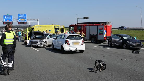 Zes auto's botsen op A4, snelweg urenlang dicht