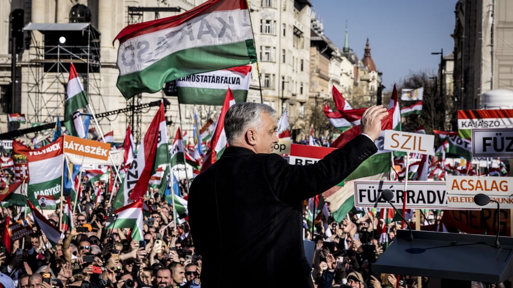Nationale feestdag Hongarije brengt aanhangers van beide kemphanen op de been