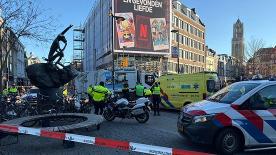 Fietser onder vuilnisauto op kruising Neude, bussen rijden weer na verkeersinfarct