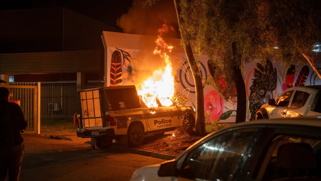 Rellen in Alice Springs na moord op kleuter, menigte eist verdachte op