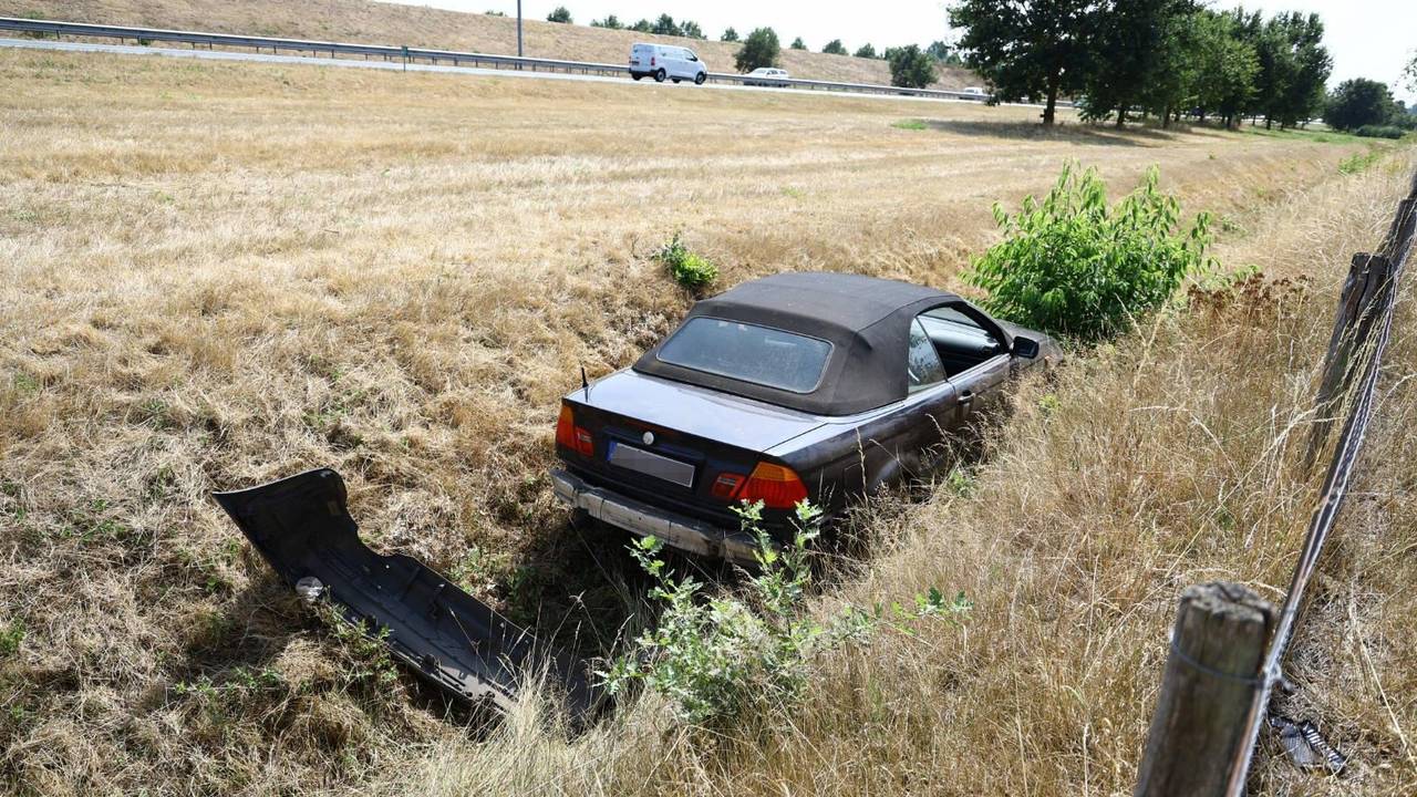 Automobiliste onwel, auto raakt van de snelweg en eindigt in sloot