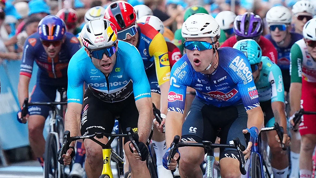 Van Aert alsnog winnaar na fotofinish in tweede etappe Ronde van Denemarken