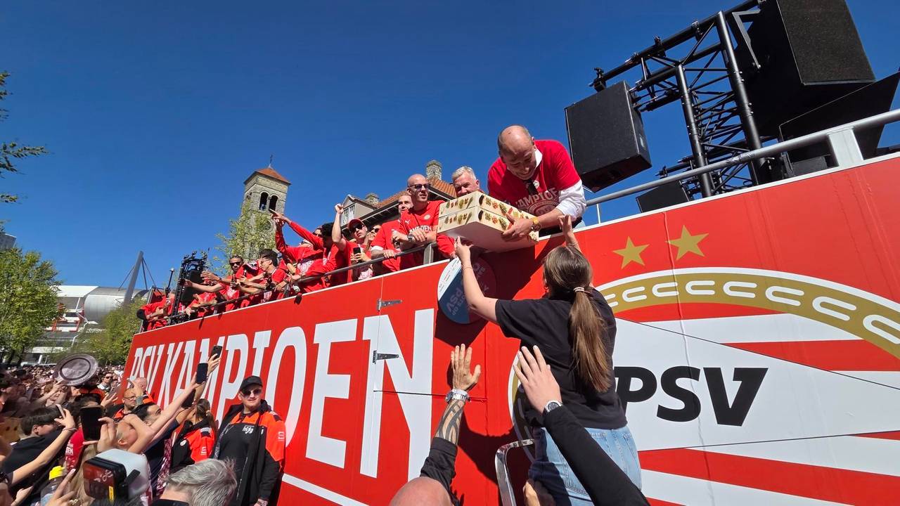 Bitterballen én groot feest op de platte kar bij zegetocht door Eindhoven