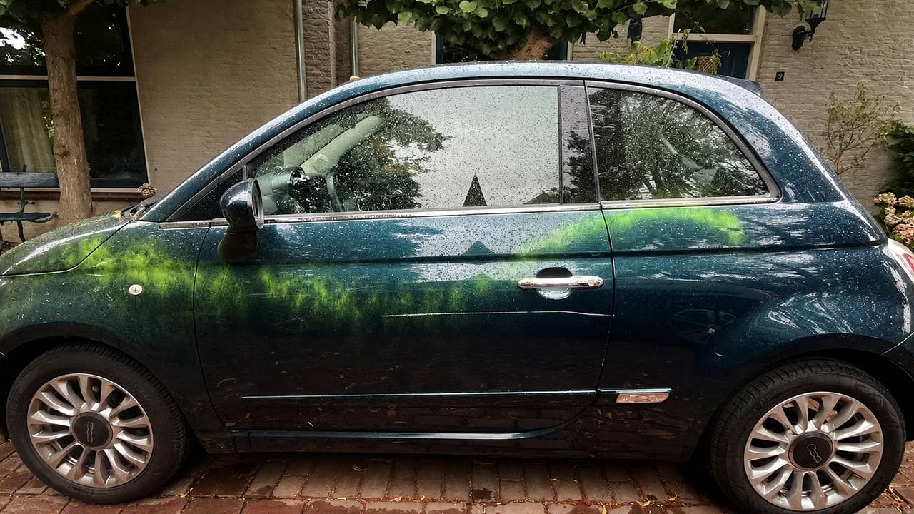 Auto van Ietje beklad terwijl ze niet voor azc is: 'Poster hangt bij buren'