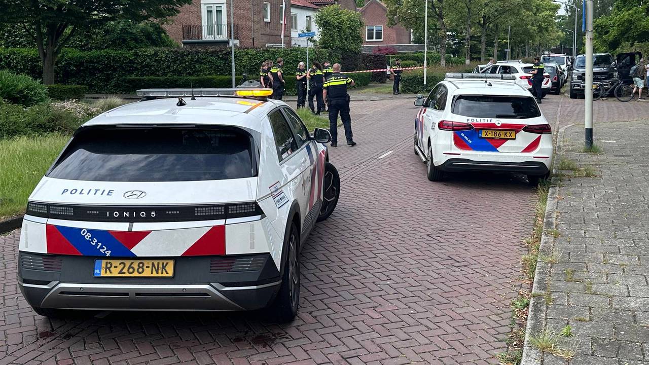 Automobilist rijdt politieauto aan in Breda en gaat ervandoor