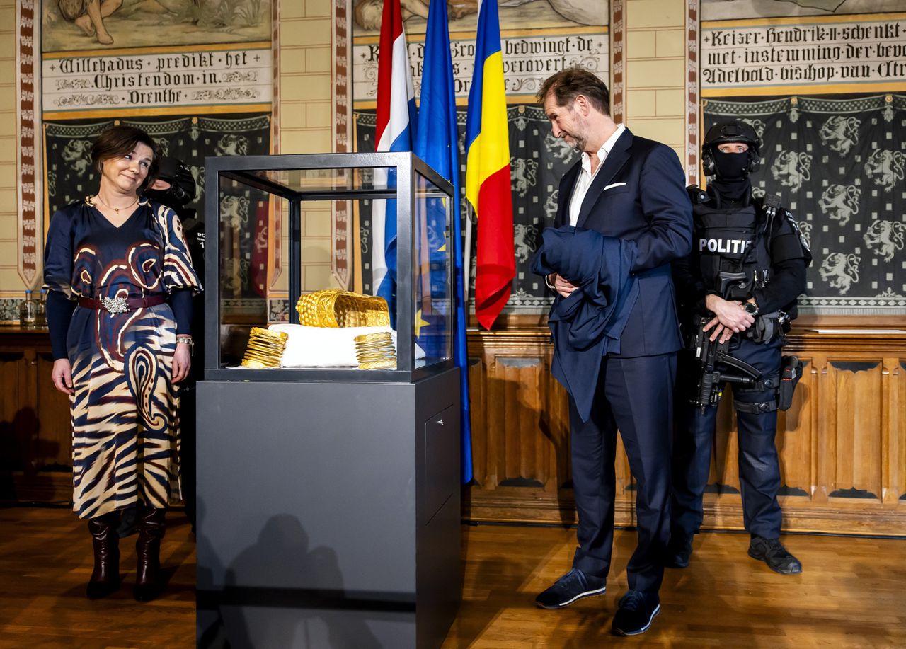 Roemenië is dolblij dat de nationale kunstschatten terug zijn. ‘De helm komt terug in zijn eigen vitrine’