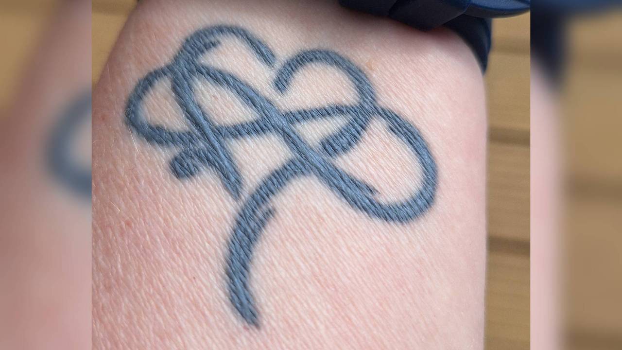 Anne-Marie zet tattoo met as van haar ouders, maar dat loopt even anders