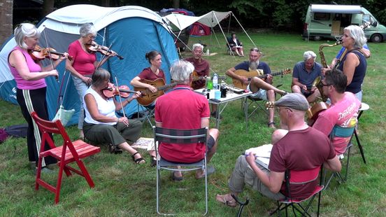 Gipsyjazz-muzikanten komen samen op camping: 'Een stukje van de hemel, hier in Sellingen'
