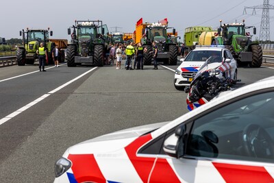 Boerenprotest op de snelweg bij Almelo blijft onbestraft: kentekens waren afgeplakt, dus politie kan geen boetes geven