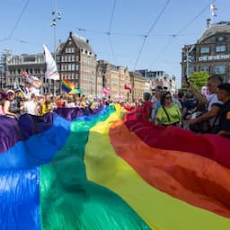 In beeld | Eerste 'historische viering' WorldPride begonnen in Amsterdam