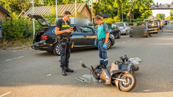Scooterbestuurder gewond na botsing met auto