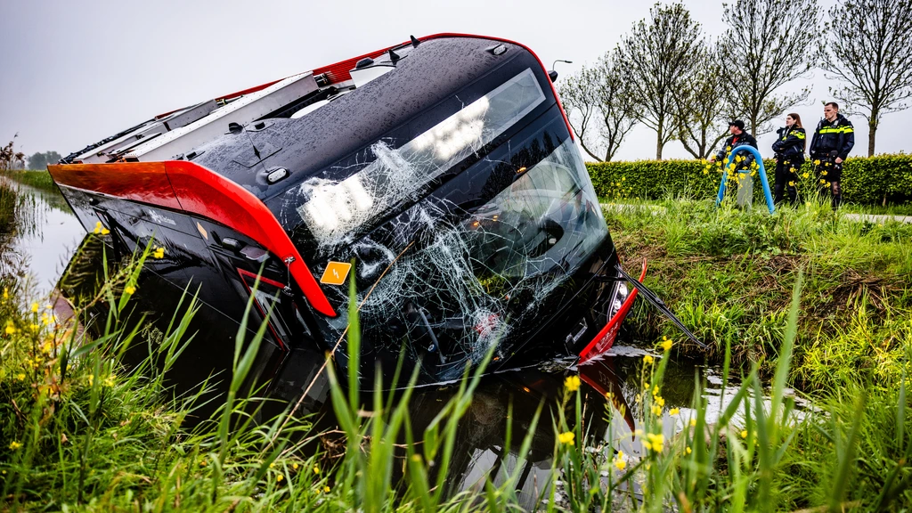 Bus rijdt sloot in bij Heinenoord, chauffeur bewusteloos naar ziekenhuis
