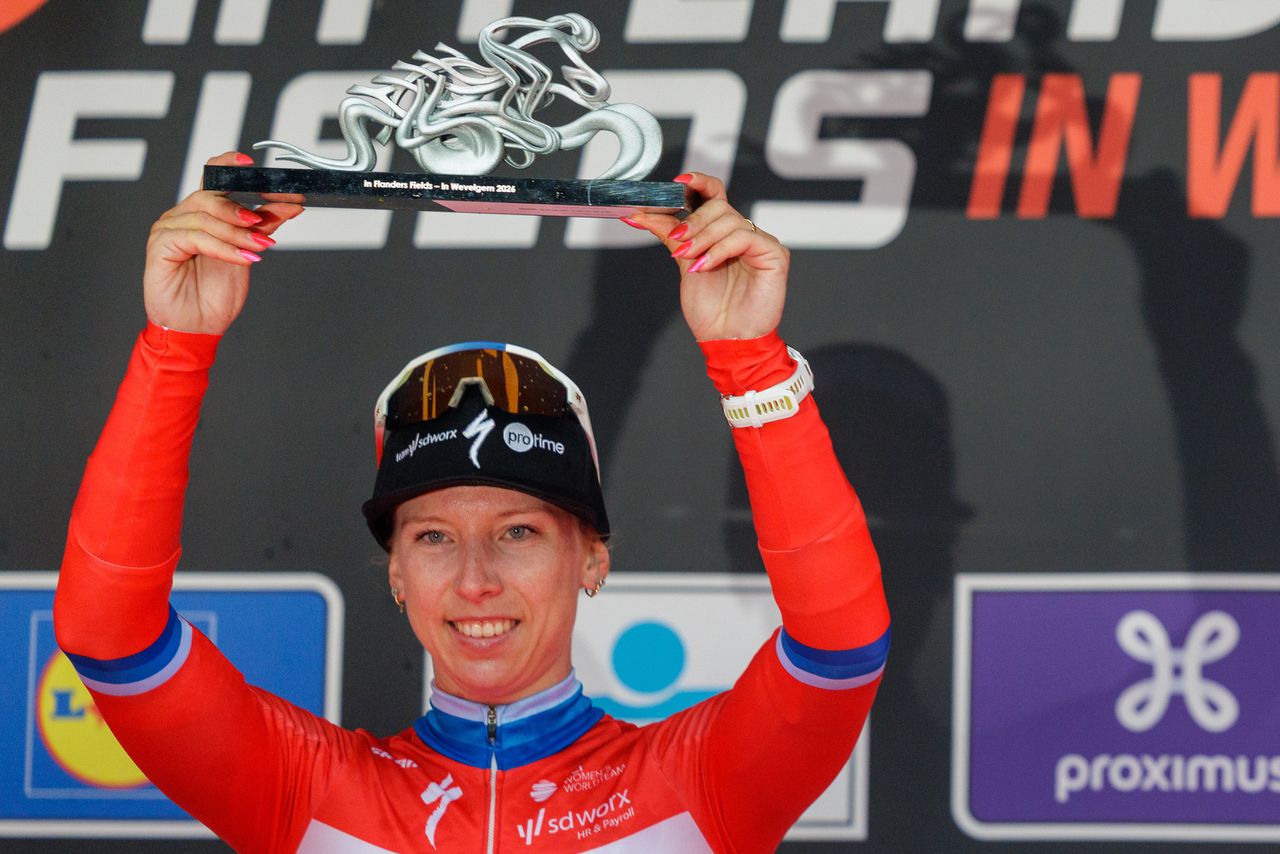 Wiebes is zege en roze trui in Giro d’Italia kwijt na diskwalificatie