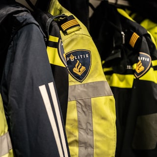 Fietser zwaargewond naar ziekenhuis na aanrijding met vrachtwagen in Amsterdam Nieuw-West