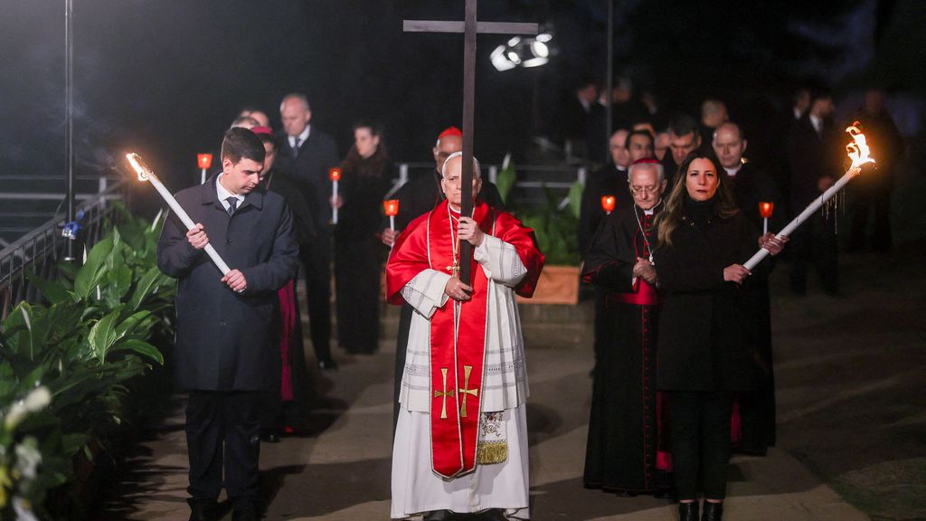 Paus Leo draagt kruis tijdens Goede Vrijdag-Kruisweg, eerste paus in tientallen jaren