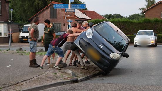 Automobilist rijdt zich vast op betonblok, bewoners schieten te hulp