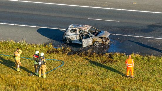 Auto volledig uitgebrand op A7 bij Heerenveen | Politie haalt bestuurders onder invloed van de weg bij twee controles