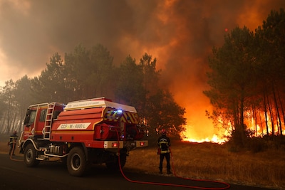 Bosbrand bij Bordeaux breidt zich uit, toeristen slapen in buurthuis: ‘Moesten onze spullen pakken’