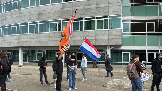 Anti-azc-demonstratie blijft klein, blokkade A12 lukt niet