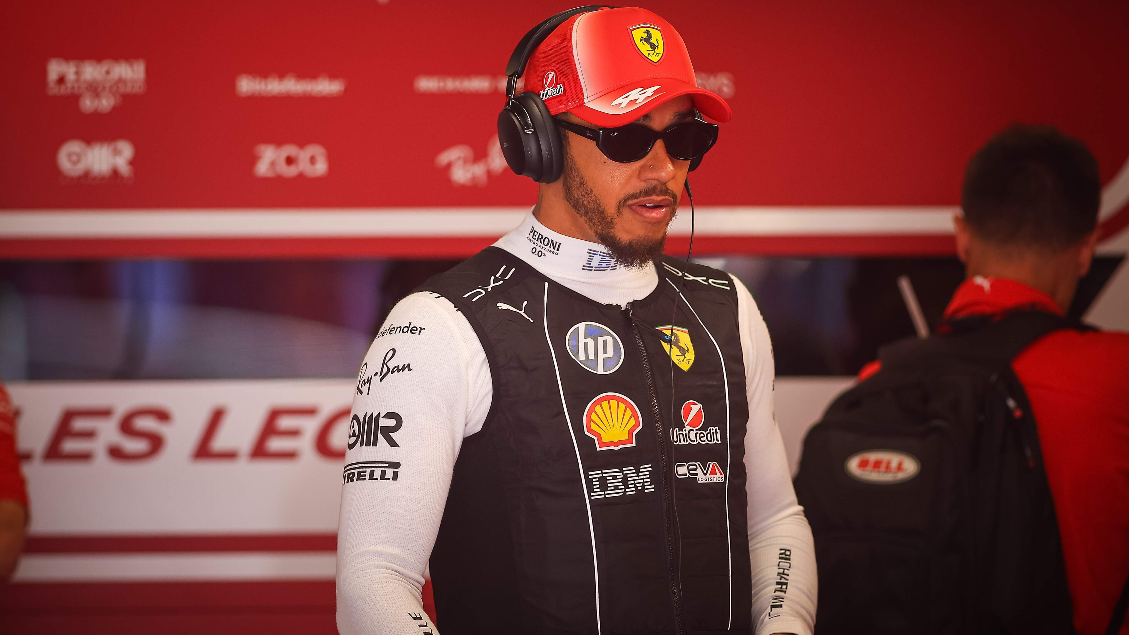 Lewis Hamilton vindt dat Ferrari verkeerde strategische beslissing nam bij GP Hongarije: ’Pitstop opende deur naar tijdstraf’
