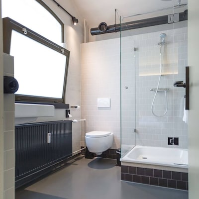 99 euro voor een nacht in een oude gevangenis, waar de kamers nog tralies hebben: ‘Je voelt je opgesloten’