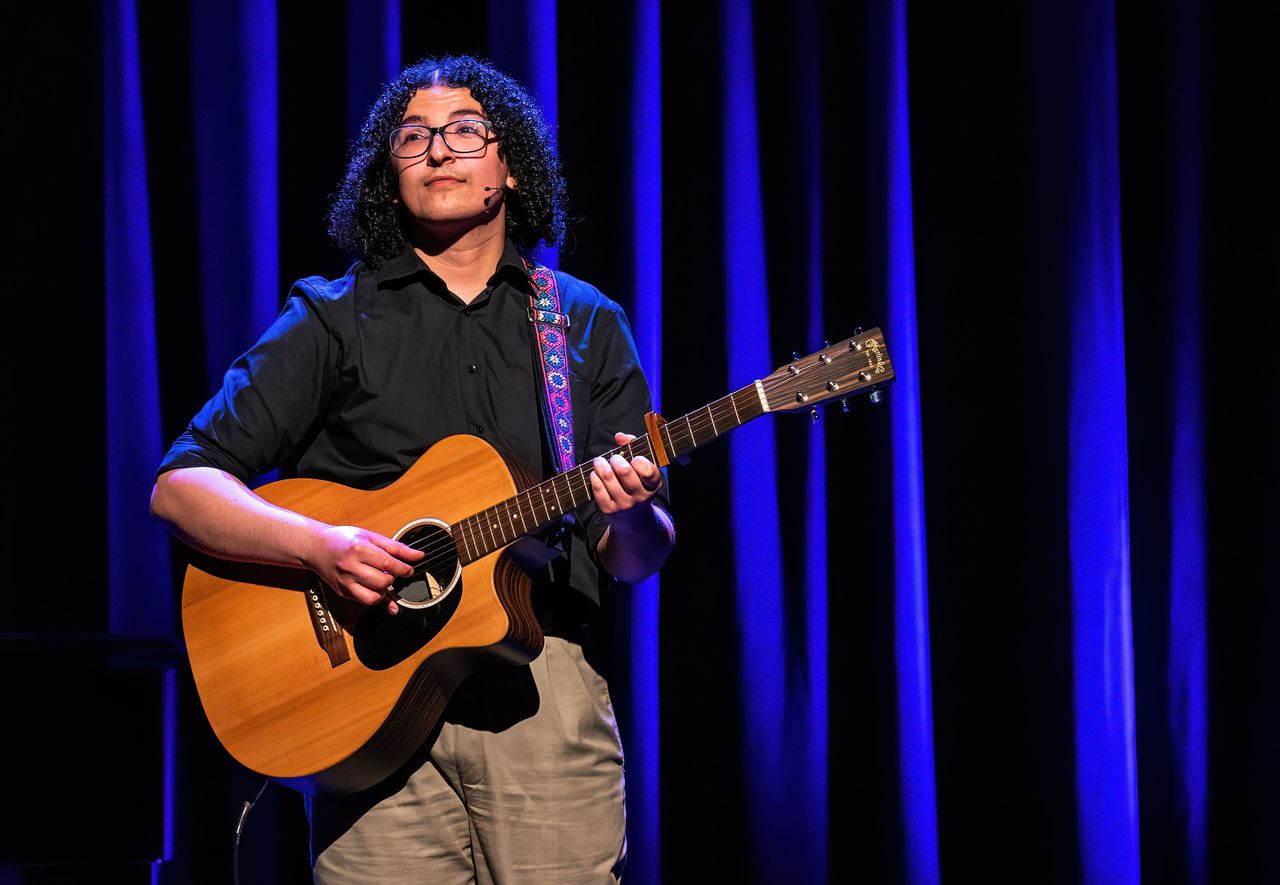 Annie M.G. Schmidtprijs voor beste theaterlied naar cabaretier Ayoub Kharkhach voor lied over vader en zijn zieke zoon