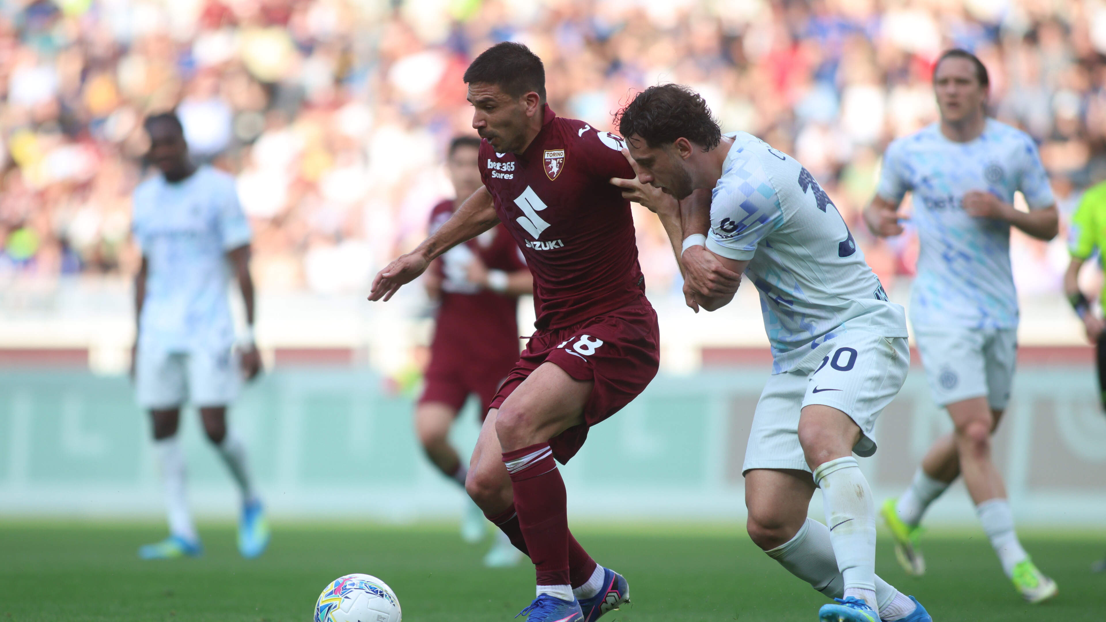 Zelfs geen officieus titelfeest: Internazionale van De Vrij en Dumfries geeft 0-2 voorsprong weg in Turijn