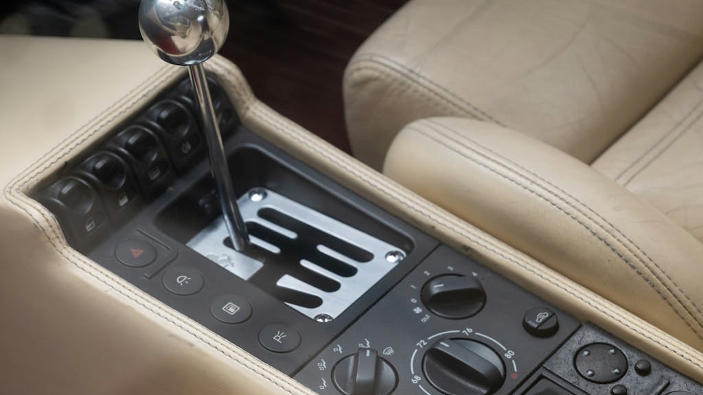 Zelf schakelen wordt zeldzaam, ‘bijna de helft’ van de auto’s heeft automaat