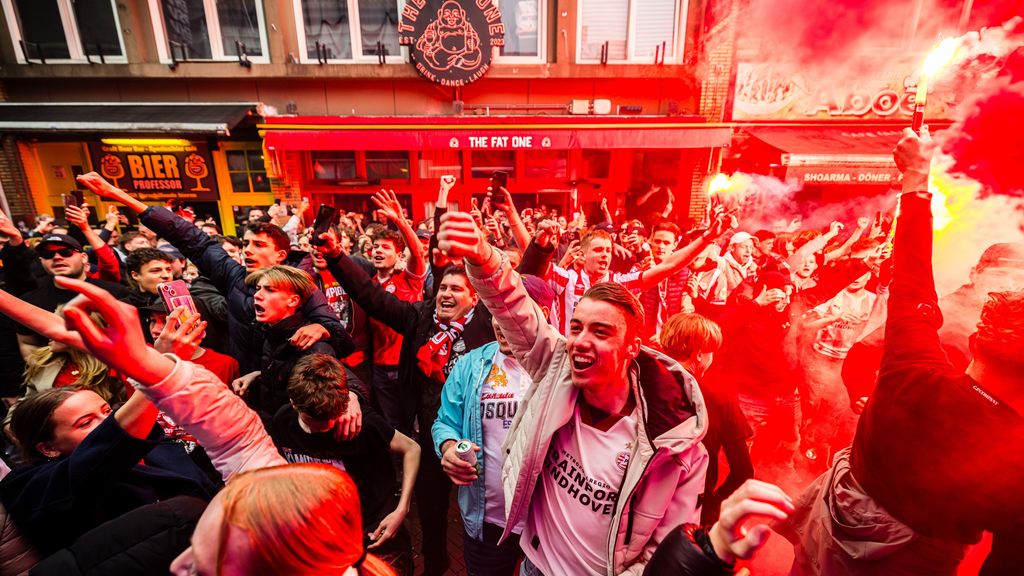 Feestende voetbalfans in binnenstad Eindhoven na 27ste landstitel voor PSV