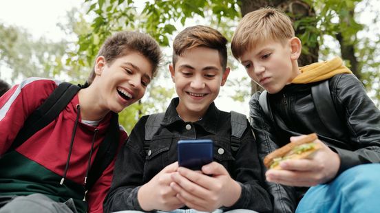 Ouders krijgen dringend advies: geef je kind geen mobieltje