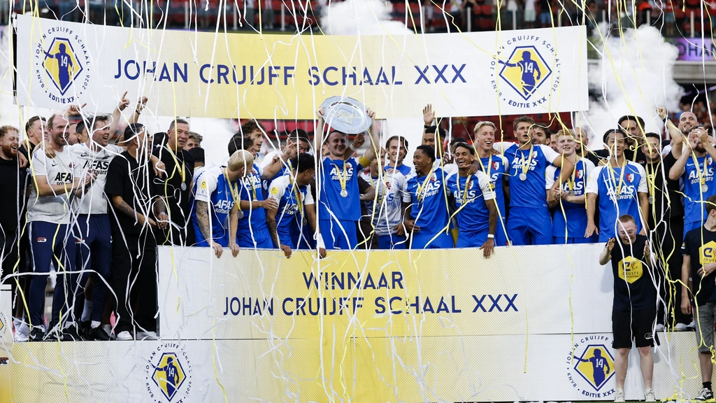 AZ verplettert PSV in Johan Cruijff Schaal na vroege rode kaart Veerman