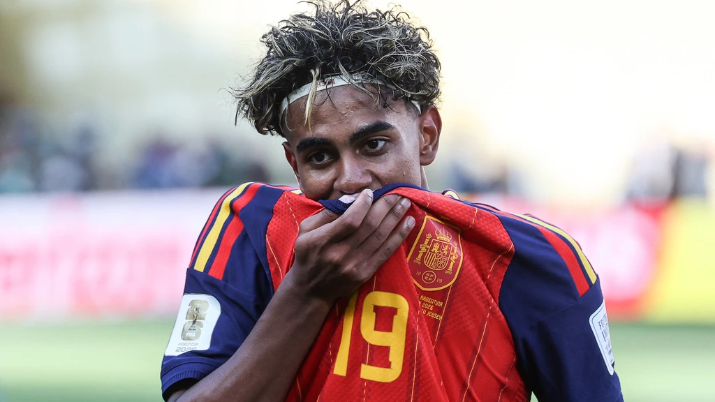 Met wereldkampioen Spanje winnen de jeugd en het voetbal, net als in 2010