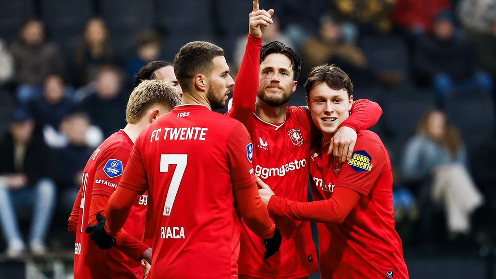 FC Twente wint verhitte derby bij Heracles met rode kaart en onderbreking
