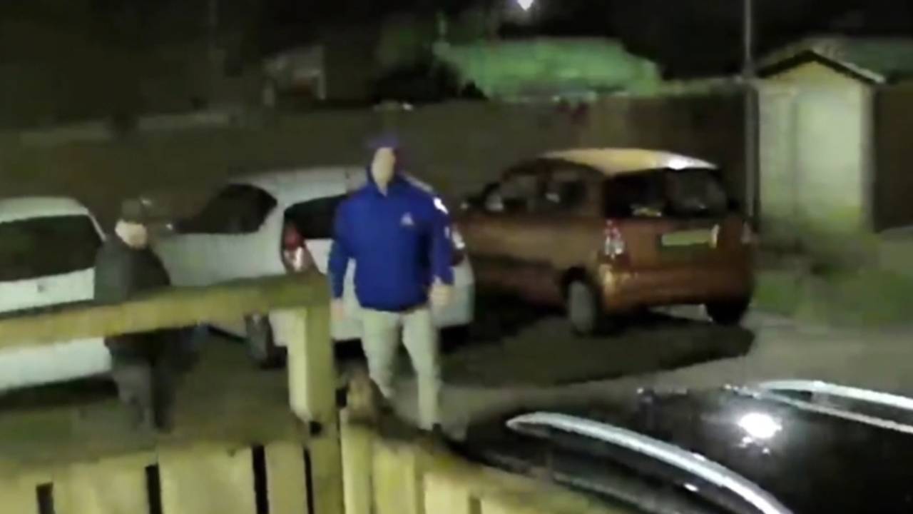 Twee mannen steken auto in brand in Waalwijk, beelden in Bureau Brabant