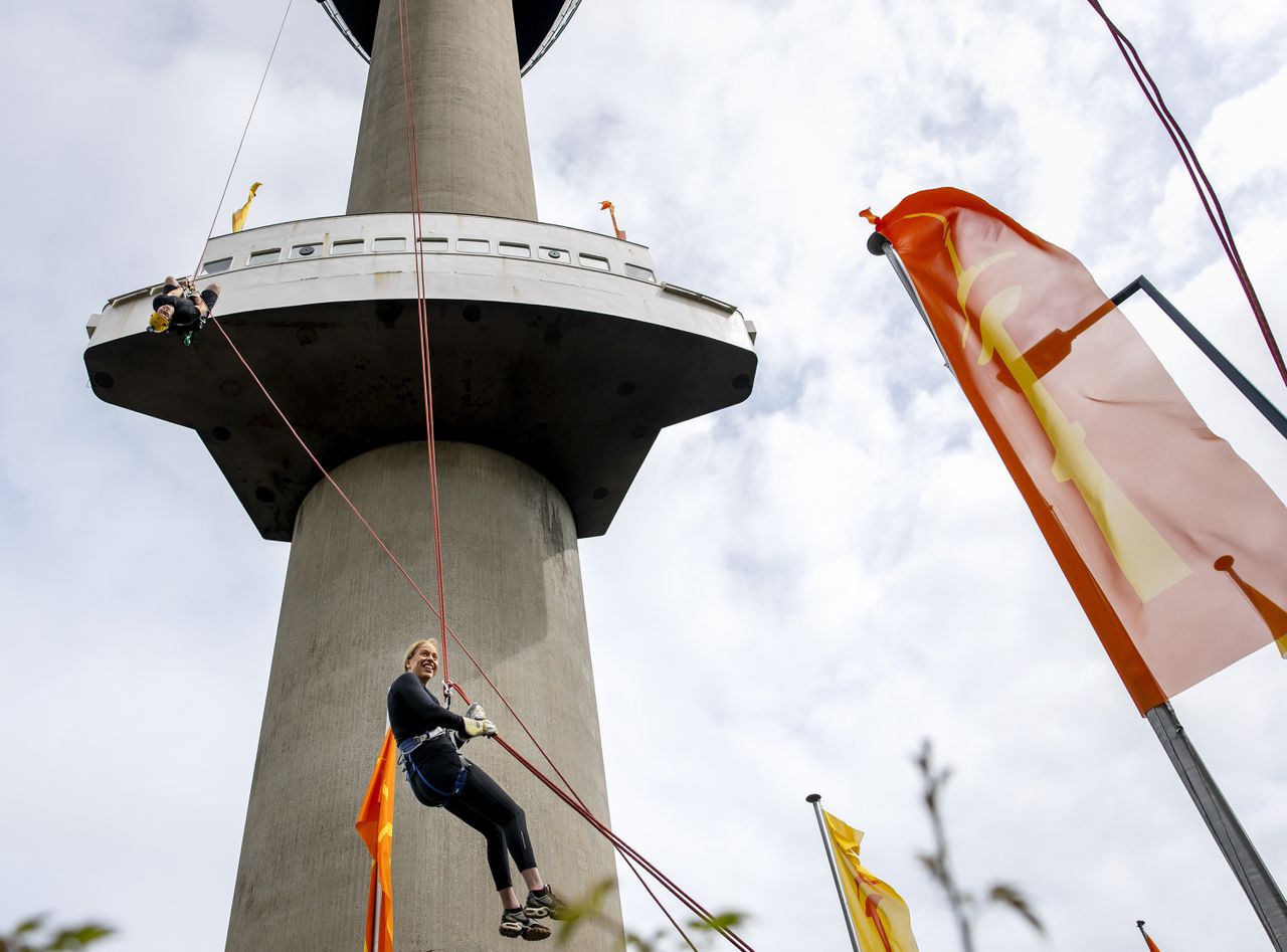 Belofte maakt schuld: burgemeester Carola Schouten, met hoogtevrees, seilt ab vanaf de Euromast. ‘Ik sta nog een beetje te shaken’