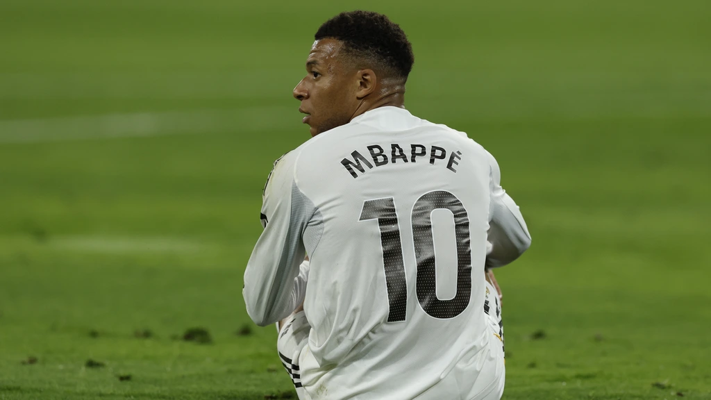 Kritiek op Real Madrid-ster Mbappé na tripje kort voor El Clásico