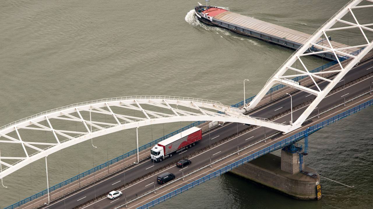 Bijna 100 boetes voor vrachtverkeer op Merwedebrug sinds verbod