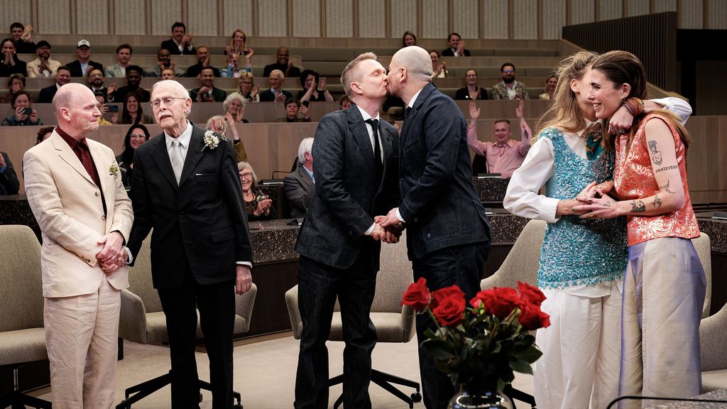 Stellen van gelijk geslacht om middernacht getrouwd bij 25-jarig jubileum homohuwelijk