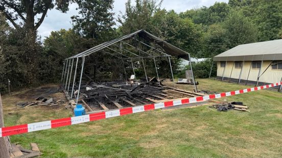 Campinggasten met schrik vrij na brand in safaritent: ‘Ik zag allemaal oranje vonken’