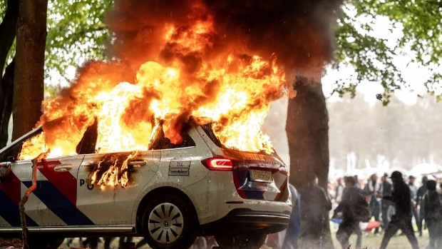 OM wil cel voor in brand steken politieauto bij Malieveldrellen