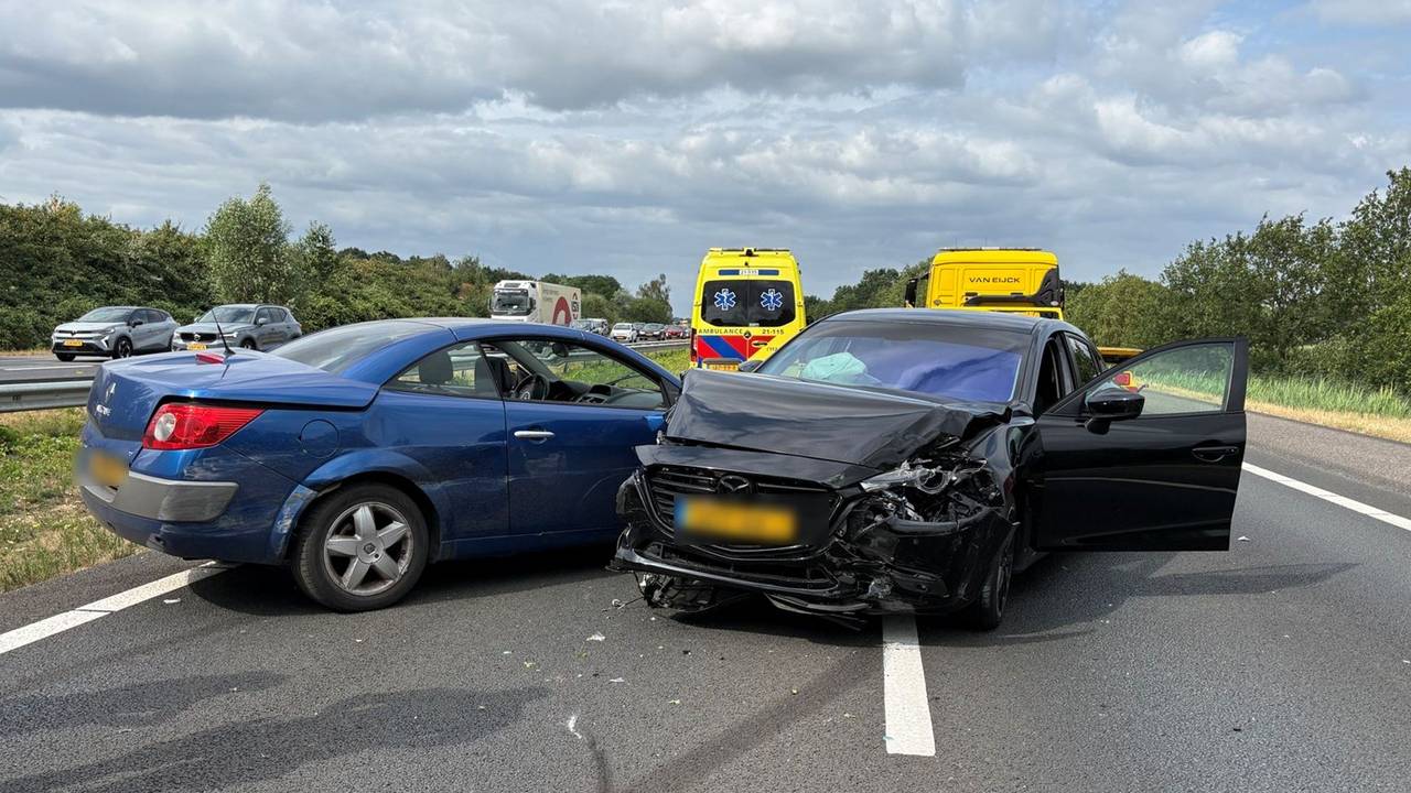 Verkeer over vluchtstrook op A50 door ongeluk met meerdere auto's