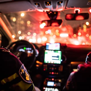 Politie onderschept 800 kilo cocaïne in bus op haventerrein Amsterdam, vijf verdachten aangehouden
