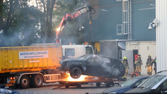 In beslag genomen auto vliegt in brand op terrein van politie
